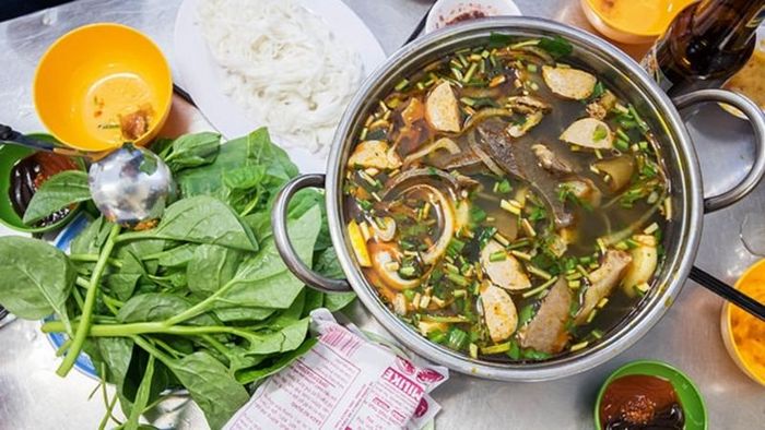 Không gian ấm cúng tại Lẩu Bò Già Lang