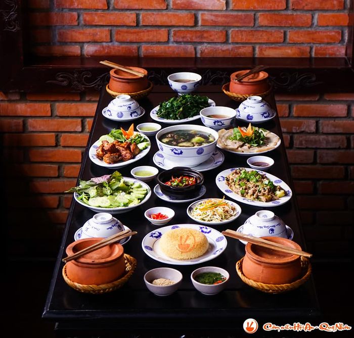 Những món ăn truyền thống được trình bày tinh tế tại Cơm Niêu Hội An