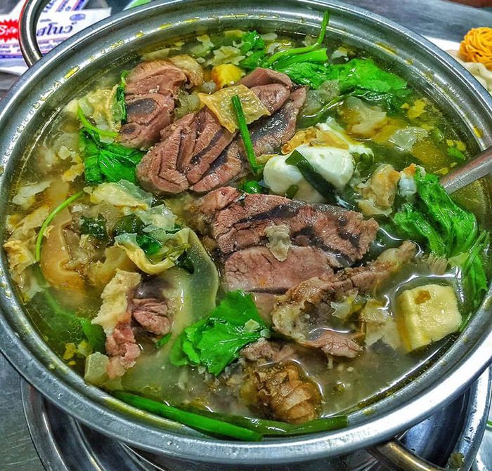 Không gian ấm cúng và món ngon tại Lẩu Bò 6 Vy