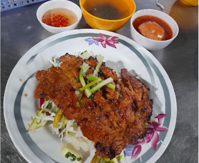 Không gian ấm cúng và món ngon đặc trưng tại Quán Cơm Bạc Liêu
