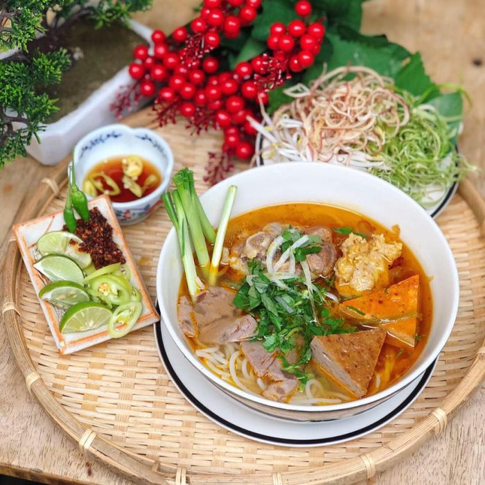 Hình ảnh tô bún bò Huế Nam Giao với đầy đủ topping hấp dẫn