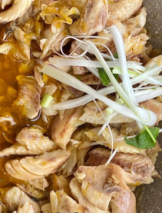 Hình ảnh tô bánh canh cá lóc vàng ươm, hấp dẫn tại Bếp Bợm 3