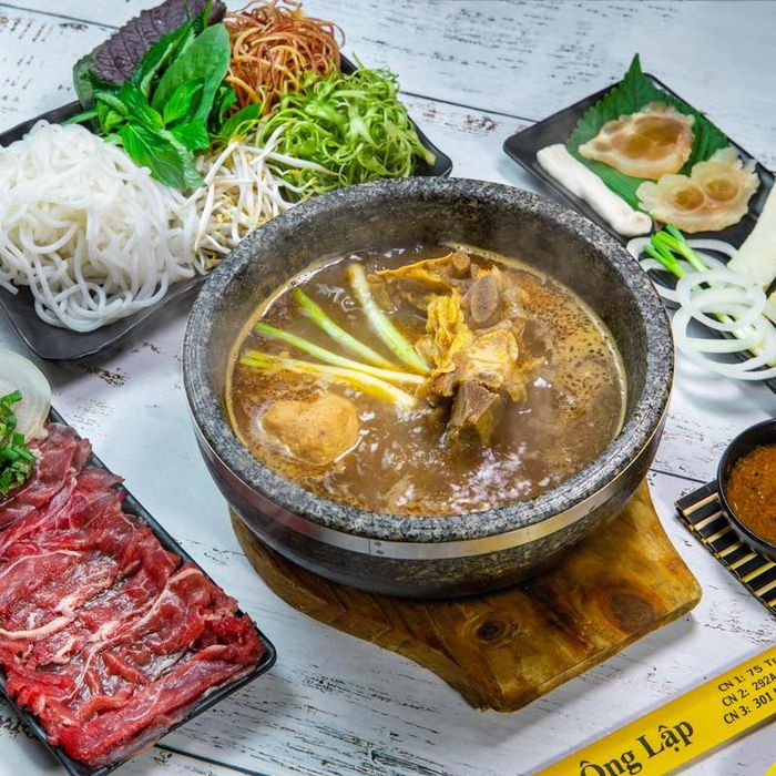 Hình ảnh tô bún bò thố đá đặc trưng tại Bếp Ông Lập