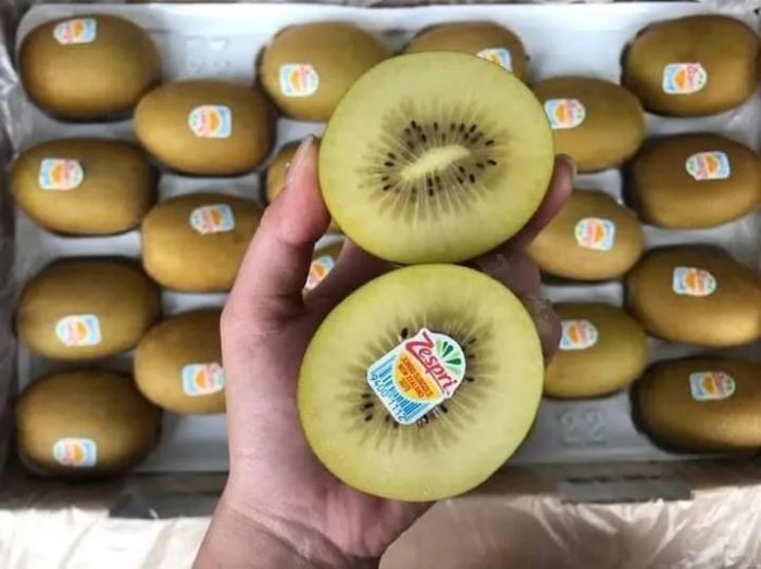 Không gian trưng bày trái cây nhập khẩu tại Farm Fruits