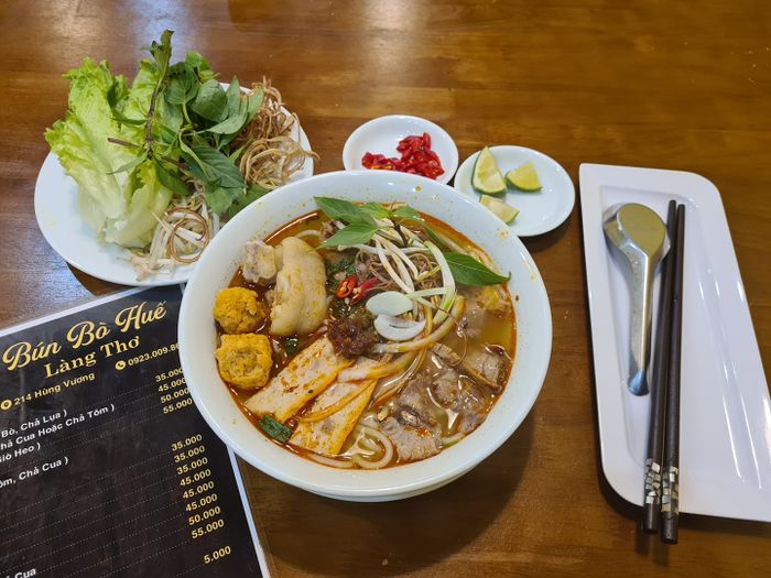 Cận cảnh nguyên liệu tươi ngon trong mỗi tô bún tại Làng Thơ