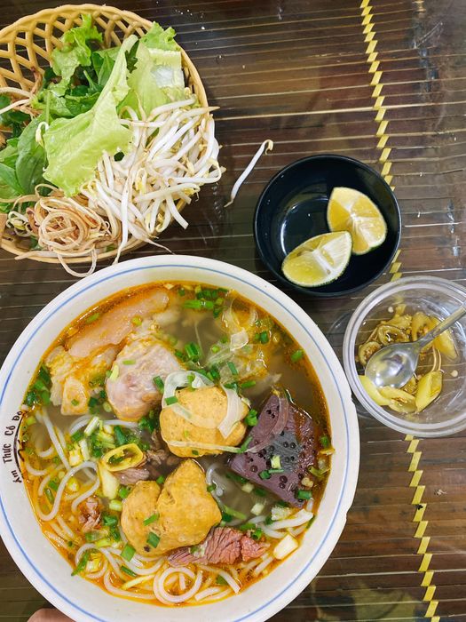 Cận cảnh những tô bún bò Huế thơm ngon tại Gánh Huế