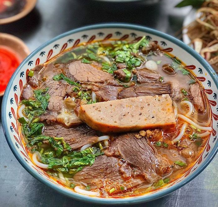 Hình ảnh không gian ấm cúng và món ngon đặc sắc tại quán Chú Gấu