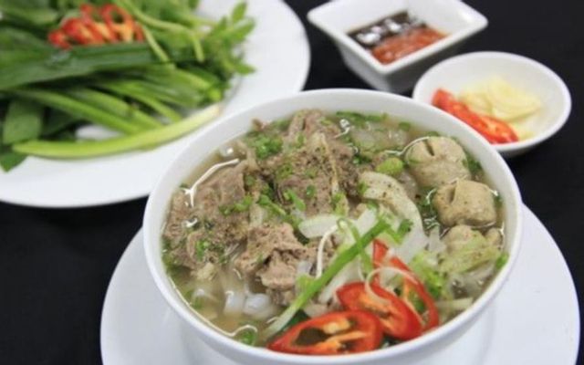 Hình ảnh Phở Phụng - Tô phở Bắc truyền thống đầy ắp topping