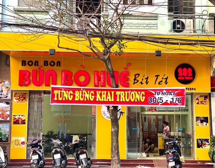 Tô bún bò Huế thơm ngon đúng chuẩn tại Bon Bon Quán