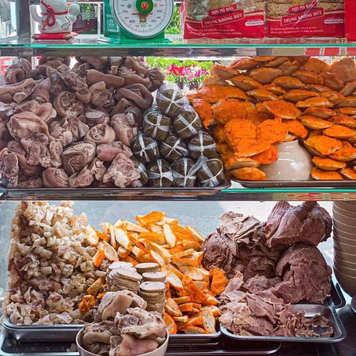Hình ảnh không gian ấm cúng và món ngon đặc sắc tại quán