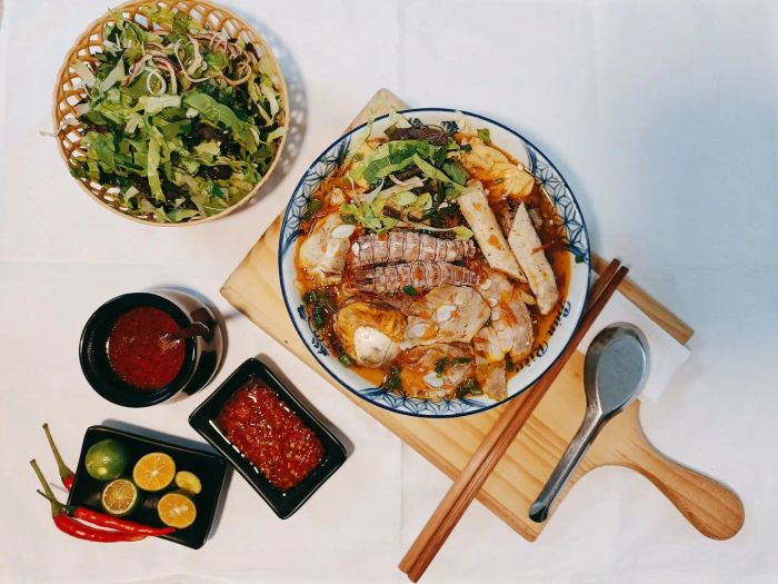 Hình ảnh tô bún riêu đầy đặn tại Cô Thủy Béo