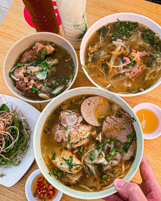 Hình ảnh tô bún bò Huế thơm ngon đặc trưng tại Kim Hương
