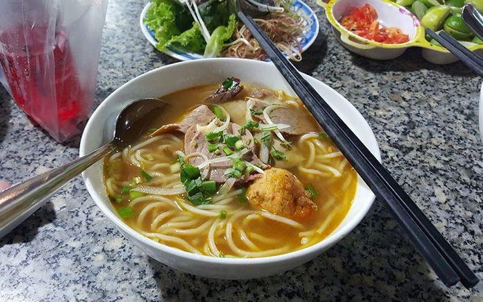 Hình ảnh tô bún bò Huế thơm ngon đặc trưng tại Sông Hương