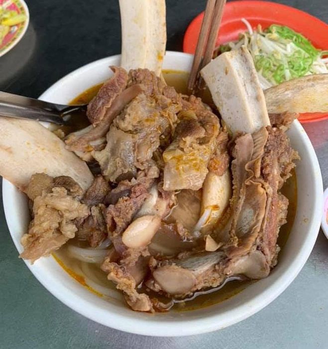 Hình ảnh tô bún bò gân xí quách đậm chất Huế