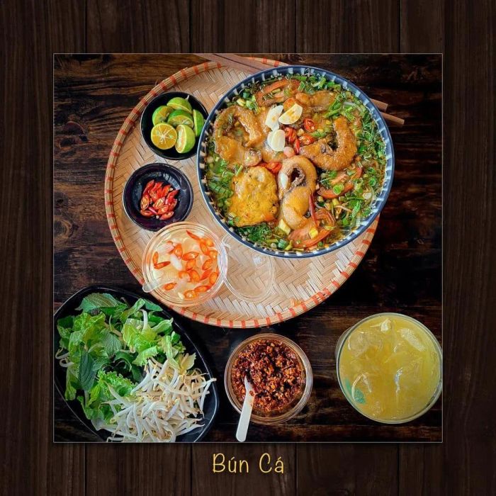 Hình ảnh tô bún riêu đầy đặn tại Bún Riêu Cô Bống