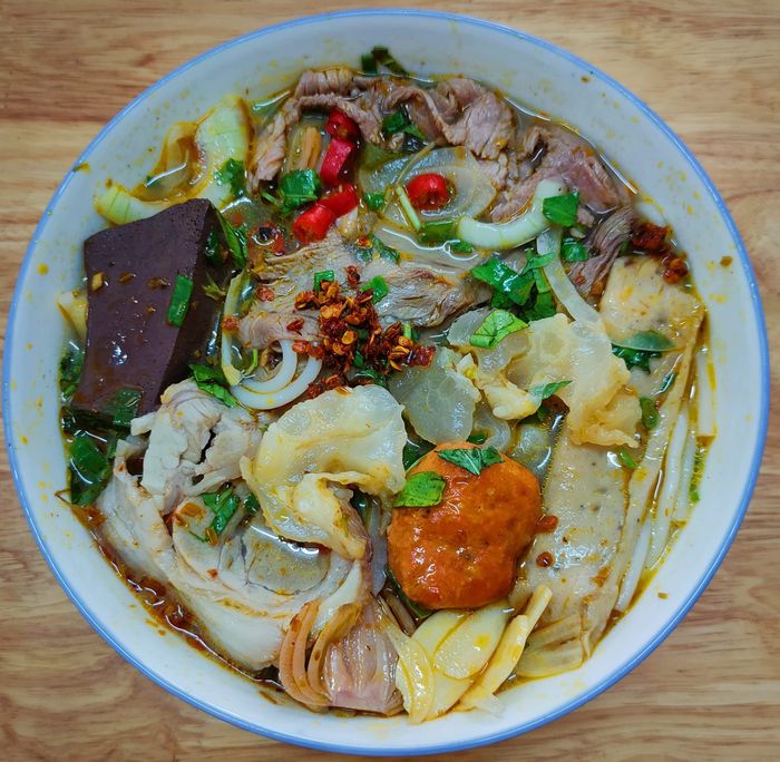Hình ảnh tô bún bò Huế thơm ngon chuẩn vị tại Bối Lạc Gia