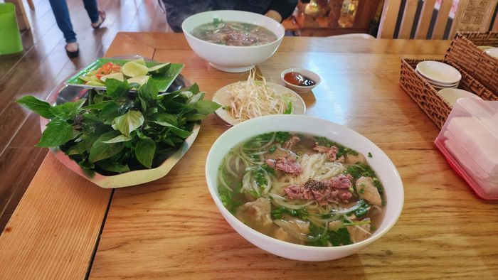 Không gian ấm cúng tại Phở Bát Đàn