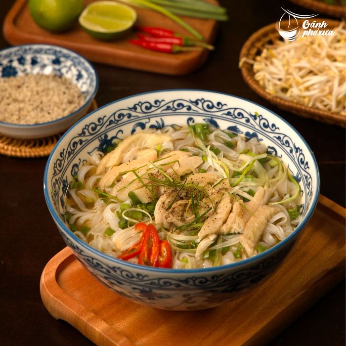 Hình ảnh Gánh Phở Xưa - Tô phở gà truyền thống đầy màu sắc