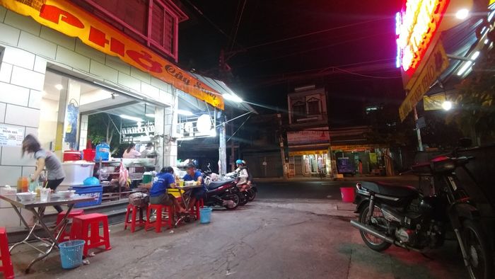 Không gian ấm cúng tại Phở Cây Sung