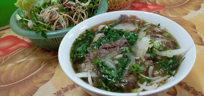 Tô bún bò Huế thơm ngon đúng chuẩn tại Cô Hồng
