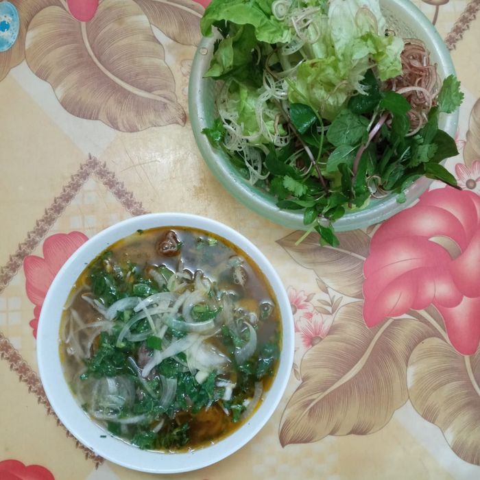 Cận cảnh nguyên liệu tươi ngon trong mỗi tô bún tại Cô Hồng