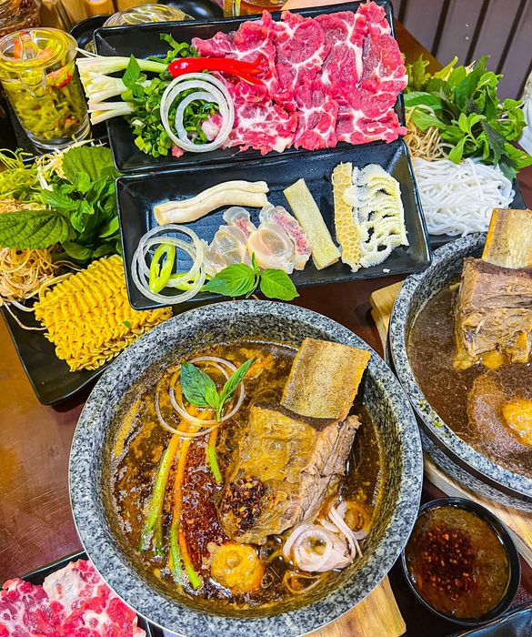 Hình ảnh không gian ấm cúng và món ngon đặc sắc tại Bếp Ông Lập