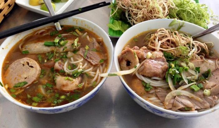 Hình ảnh không gian ấm cúng và tô bún bò Huế đặc sắc tại quán Tâm