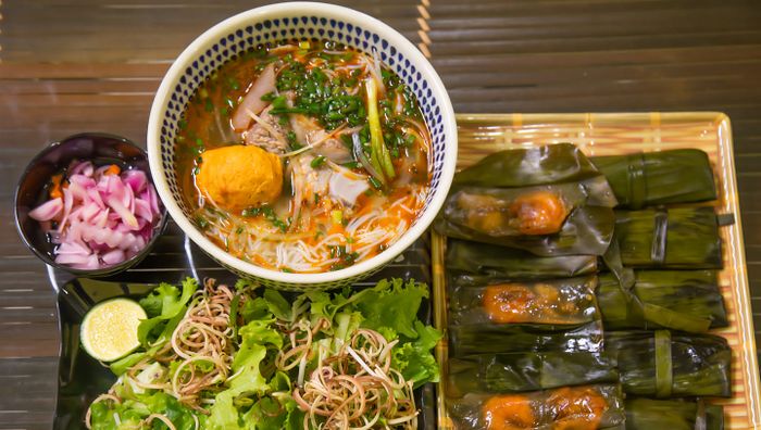 Tô bún bò Huế thơm ngon chuẩn vị tại Gánh Huế