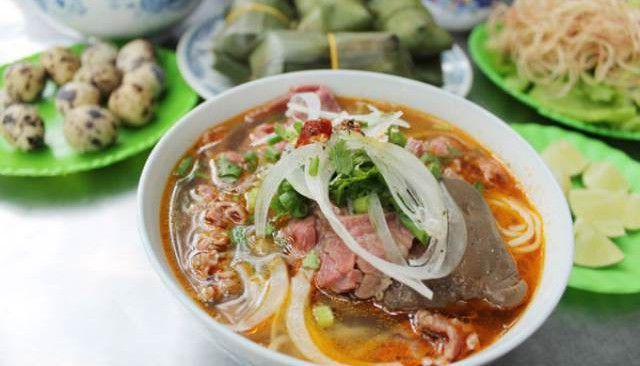 Hình ảnh tô bún bò Huế đặc trưng tại quán Tâm
