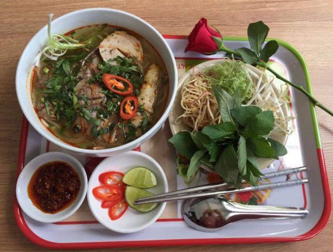 Cận cảnh những nguyên liệu tươi ngon trong món bún bò Huế Đậu Đậu