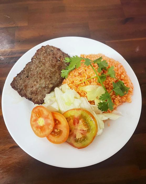 Hình ảnh món cơm chiên hải sản đặc trưng tại Cơm Hai Lang