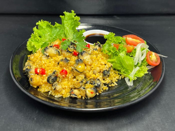 Hình ảnh thực khách thưởng thức tại Cơm Ngon Thuận Phúc