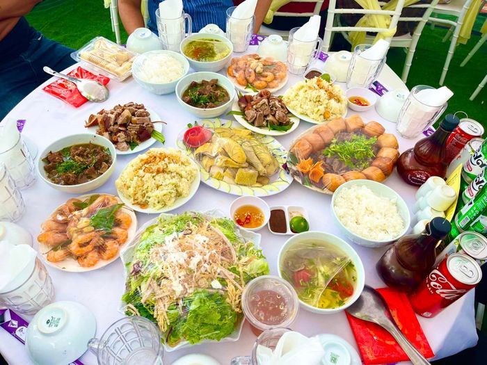 Sảnh tiệc rộng rãi của Nhà Hàng Phố Huyện