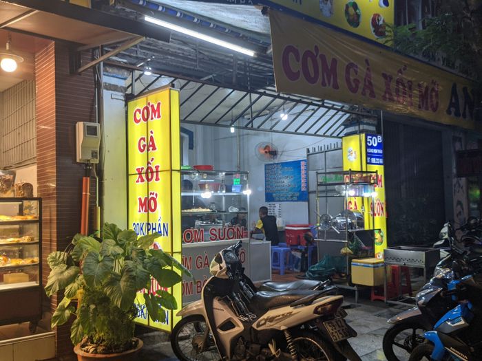 Hình ảnh món cơm chiên gà xối mỡ đặc trưng tại Anh Vy