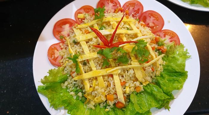 Hình ảnh món cơm gà gấc đặc trưng tại Cơm Ngon Thuận Phúc