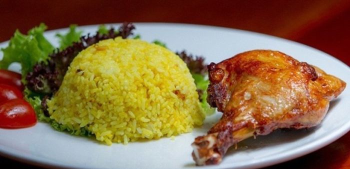 Hình ảnh thực khách thưởng thức tại quán Anh Vy