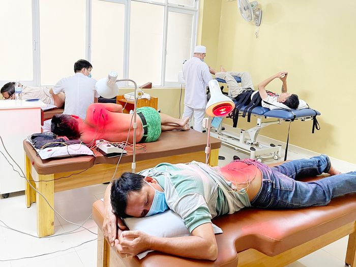 Hình ảnh trị liệu bằng thiết bị hiện đại tại Khoa Y học cổ truyền Bệnh viện 22-12