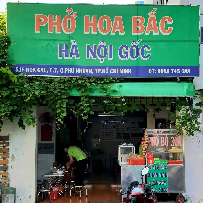 Không gian ấm cúng và tô phở đặc trưng tại Phở Hoa Bắc