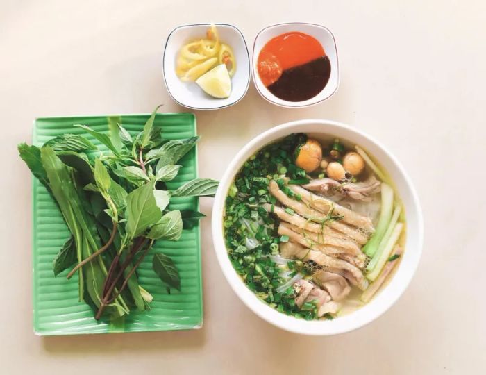 Không gian ấm cúng và tô phở đặc biệt tại Phở Tràng An