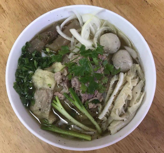 Không gian ấm cúng và tinh tế tại quán Phở Hiền