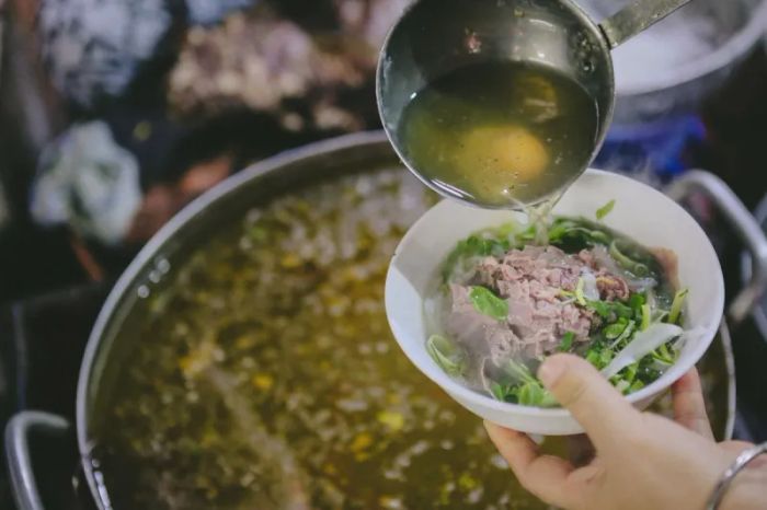 Tô phở bò thượng hạng và món bò kho đặc biệt tại Phở 86