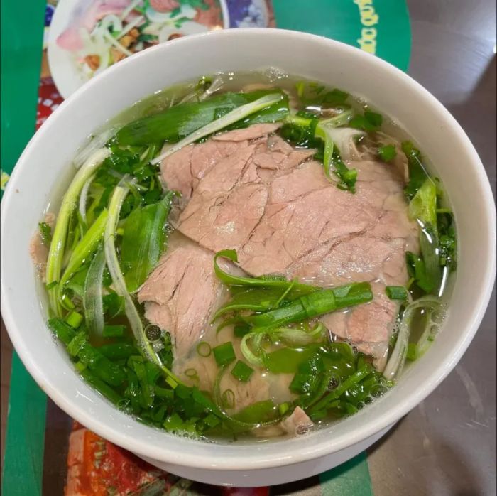 Tô phở bò thượng hạng tại Phở Chú Giàu