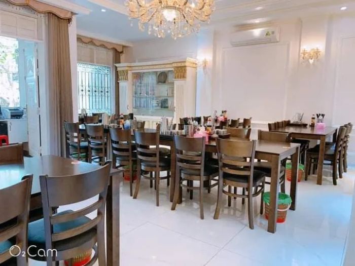 Đĩa cơm gà vàng ươm hấp dẫn tại quán Cô Nguyệt