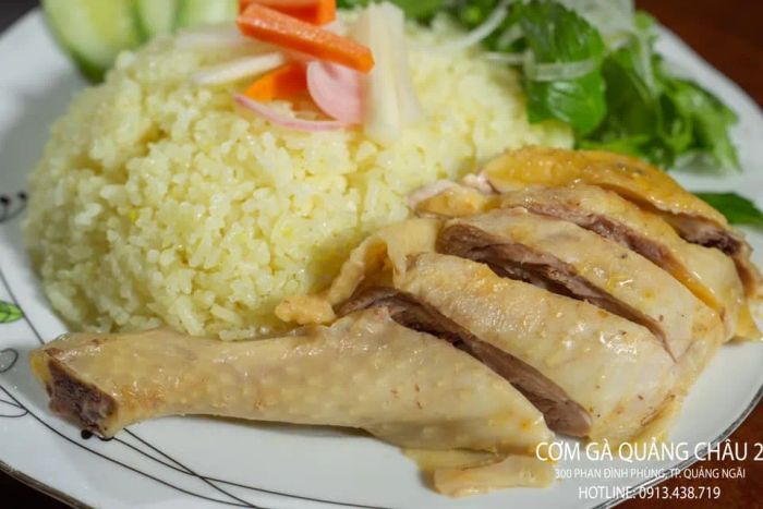 Không gian ấm cúng tại Cơm gà Quảng Châu 2