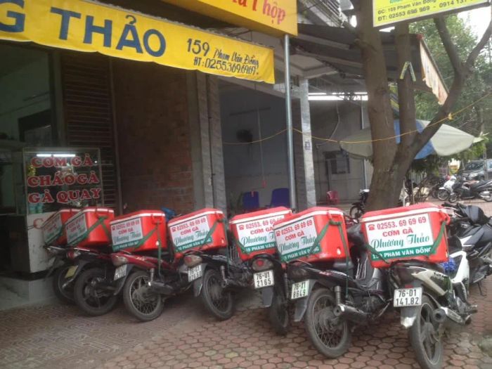 Đĩa cơm gà vàng ươm hấp dẫn tại quán Phương Thảo