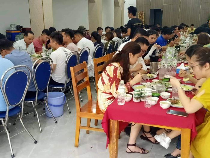 Đĩa cơm gà vàng ươm hấp dẫn tại quán Nhung Cơm Gà