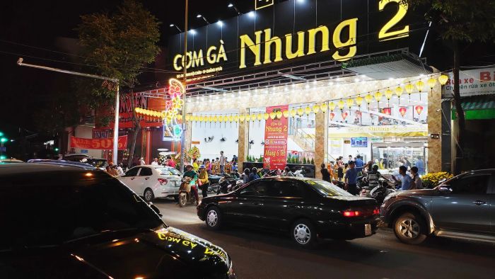 Không gian ấm cúng và món ngon đặc trưng tại Nhung Cơm Gà