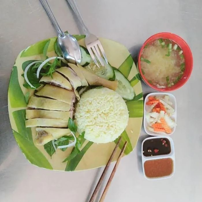 Hình ảnh đĩa cơm gà thơm ngon tại Phương Thảo