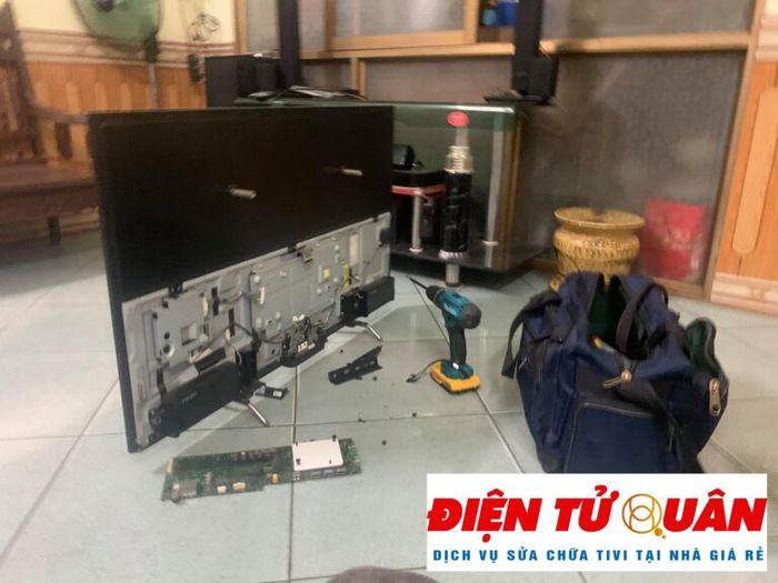 Hình ảnh minh họa dịch vụ sửa chữa tivi chuyên nghiệp của Điện Tử Quân