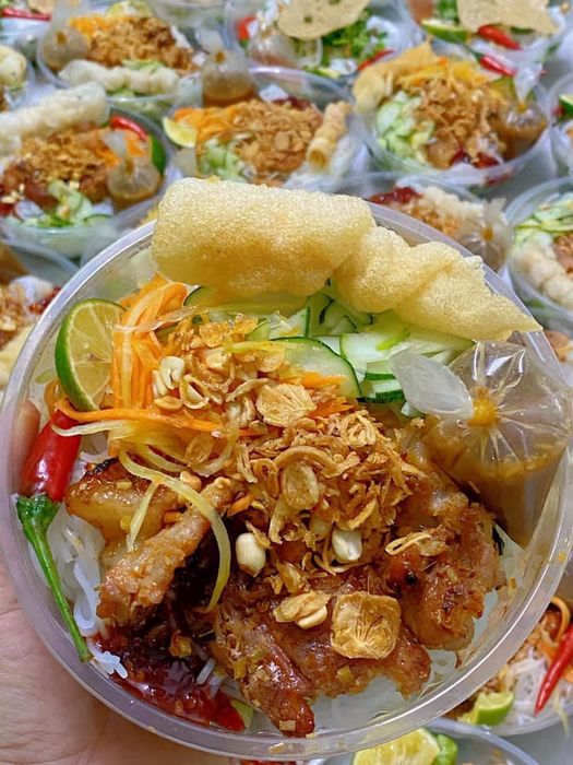 Nem chả nướng cuốn - Bún khô thịt nướng Hòa Quy Nhơn ảnh 2